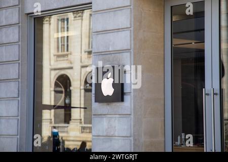 Bordeaux , Frankreich - 03 17 2024 : Apple Logo Marke und Textschild auf der Fassade Eingang Ladengeschäft amerikanischer multinationaler Boutique-Konzern Deale Stockfoto