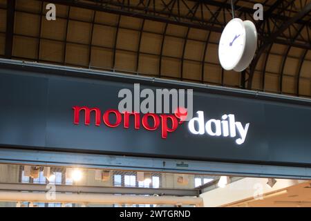 Bordeaux , Frankreich - 03 12 2024 : Monoprix Monop'Daily Logo Marke und Textschild Gebäude Supermarkt Fassade Eingangsstraße Stockfoto