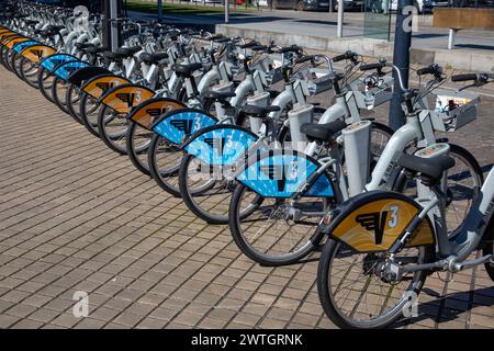 Bordeaux , Frankreich - 03 12 2024 : Selbstbedienungsfahrräder und Fahrradverleih in der Stadt bordeaux Stockfoto