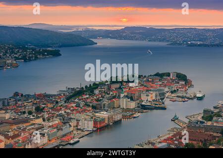 Ein horizontales Bild mit Blick vom Mount Floyen an einem Sommerabend bei Sonnenuntergang in Bergen (historisch Bjørgvin), einer Stadt und Gemeinde in Hordala Stockfoto