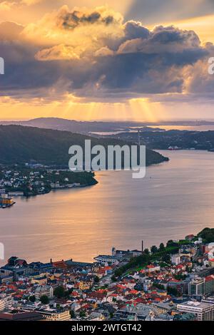 Ein vertikales Bild mit Blick vom Mount Floyen an einem Sommerabend bei Sonnenuntergang in Bergen (historisch Bjørgvin), einer Stadt und Gemeinde in Hordaland Stockfoto