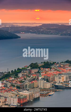 Ein vertikales Bild mit Blick vom Mount Floyen an einem Sommerabend bei Sonnenuntergang in Bergen (historisch Bjørgvin), einer Stadt und Gemeinde in Hordaland Stockfoto