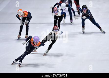 Rotterdam, Niederlande. März 2024. Michelle Velzeboer (Front) aus den Niederlanden tritt am 17. März 2024 während der 3000-m-Staffel der Frauen bei den ISU-Kurzstrecken-Speed-Skating-Weltmeisterschaften 2024 in Rotterdam, Niederlande, an. Quelle: Lian Yi/Xinhua/Alamy Live News Stockfoto