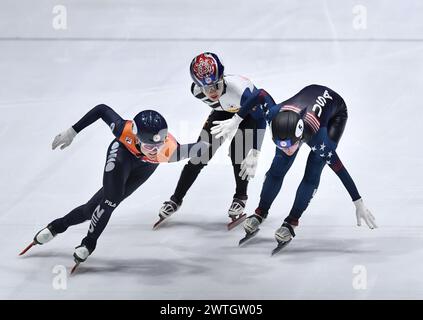 Rotterdam, Niederlande. März 2024. Xandra Velzeboer (L) aus den Niederlanden tritt am 17. März 2024 während der 3000-m-Staffel der Frauen bei den ISU-Kurzstrecken-Speed-Skating-Weltmeisterschaften 2024 in Rotterdam, Niederlande, an. Quelle: Lian Yi/Xinhua/Alamy Live News Stockfoto