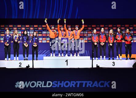 Rotterdam, Niederlande. März 2024. Team the Netherlands (C) feiert bei der Verleihung der 3000-m-Staffel der Frauen bei den ISU-Kurzstrecken-Speed-Skating-Weltmeisterschaften 2024 in Rotterdam, Niederlande, am 17. März 2024. Quelle: Lian Yi/Xinhua/Alamy Live News Stockfoto