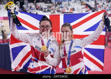 Dateifoto vom 08/21 der britischen Katie Archibald (links) und Laura Kenny feiern mit ihren Goldmedaillen, nachdem sie das Madison-Finale der Frauen im Izu Velodrome am vierzehnten Tag der Olympischen Spiele 2020 in Japan gewonnen haben. Dame Laura Kenny, Großbritanniens erfolgreichste Olympiasiegerin, hat ihren Rücktritt im Radsport angekündigt. Ausgabedatum: Montag, 18. März 2024. Stockfoto