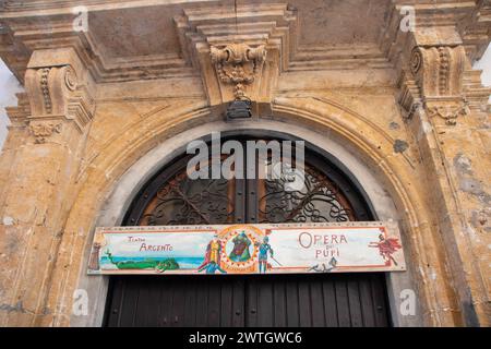 In Palermo, Italien, am 2023. oktober, Eingang des traditionellen Marionettentheaters 'Opera dei pupi' Stockfoto