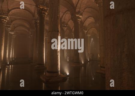 Innenansicht der Cisterna Basilica, auch bekannt als Yerebatan Sarnici. Istanbul Turkiye - 8.3.2022 Stockfoto