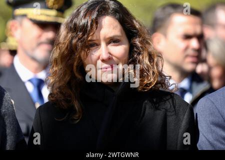 Madrid, Spanien. März 2024. Isabel Díaz Ayuso, die Gouverneurin der Gemeinschaft von Madrid, nimmt den Opfern des Terrorismus im El Retiro-Park ihre Anerkennung entgegen. Quelle: Cézaro de Luca/dpa/Alamy Live News Stockfoto