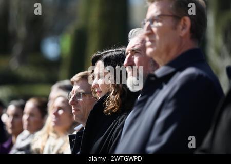 Madrid, Spanien. März 2024. Der Bürgermeister der Stadt Madrid, José Luis Martínez Almeida (l-r), die Gouverneurin der Gemeinschaft Madrid, Isabel Díaz Ayuso, Vertreter der Vereinigung der Opfer des Terrorismus Miguel Folguera, und der Präsident der Papstpartei, nehmen Sie an der Ehrung der Opfer des Terrorismus im El Retiro Park Teil. Quelle: Cézaro de Luca/dpa/Alamy Live News Stockfoto