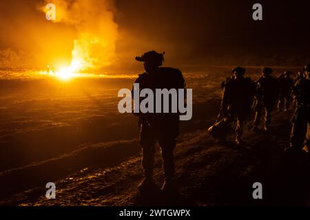 US-Marines der 26th Marine Expeditionary Unit (Special Operations Capable) (26th MEU(SOC)) bereiten sich auf eine Patrouille während der 26th MEU vor Stockfoto