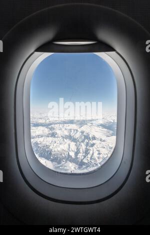 Ein Blick aus der Vogelperspektive auf die Alpen, ein europäisches Gebirge und auch das höchste und ausgedehnteste Bergmassiv, das sich vollständig in Europa befindet, erstreckt sich über ap Stockfoto