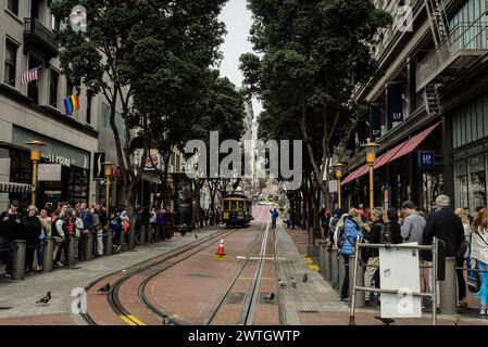 Leute stehen am Powell Street Terminal an, um an Bord der Powell-Hyde Cable Car nach San Francisco, Kalifornien, zu gehen Stockfoto