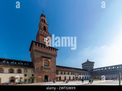 Castello Sforzesco ist eine mittelalterliche Festung in Mailand. Es wurde im 15. Jahrhundert von Francesco Sforza, Herzog von Mailand, auf den Überresten erbaut Stockfoto