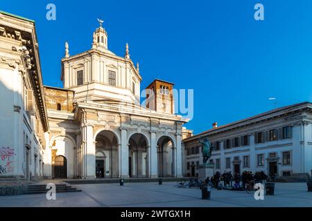 Die älteste Kirche der Stadt ist die Basilika San Lorenzo Maggiore, die aus riesigen Blöcken gebaut wurde, die von anderen römischen Stätten stammen Stockfoto