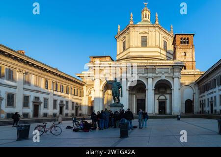 Die älteste Kirche der Stadt ist die Basilika San Lorenzo Maggiore, die aus riesigen Blöcken gebaut wurde, die von anderen römischen Stätten stammen Stockfoto