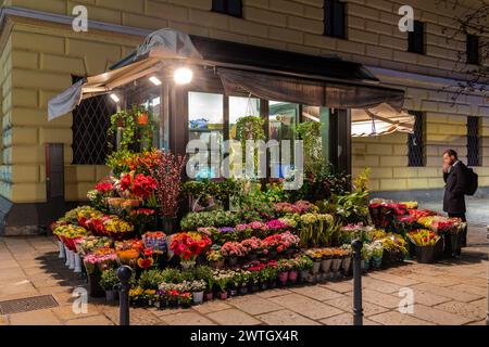 Abendblick auf einen typischen Blumenstand in der Innenstadt von Mailand, wo man schöne Blumensträuße für zu Hause oder als Geschenk kaufen kann. Stockfoto