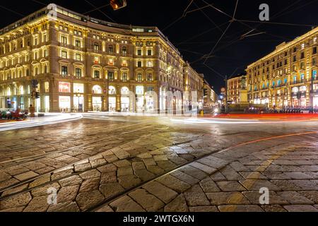 Blick bei Nacht auf die Piazza Cordusio ist ein Platz im Zentrum von Mailand und bekannt für seine verschiedenen neoklassizistischen, eklektischen Elemente der Jahrhundertwende Stockfoto