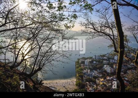 Urca Beach und Nachbarschaft von einem Aussichtspunkt entlang der Wanderwege des Sugarloaf Mountain - Rio de Janeiro, Brasilien Stockfoto