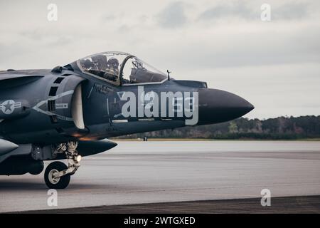 Eine US-Marine AV-8B Harrier, die der Marine Attack Squadron 231 zugeordnet ist, Marine Medium Tiltrotor Squadron 162 (verstärkt), 26. Marine Stockfoto