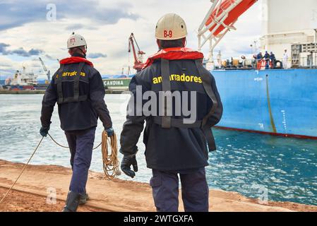 Zwei Hafenarbeiter, die ein Frachtschiff im Hafen von Bilbao, Biskaya, Baskenland, Euskadi, Spanien, Europa Stockfoto