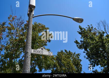 Ein Straßenpfeilschild, das die Richtung zum Rodeo Drive in Beverly Hills - Los Angeles, Kalifornien anzeigt Stockfoto