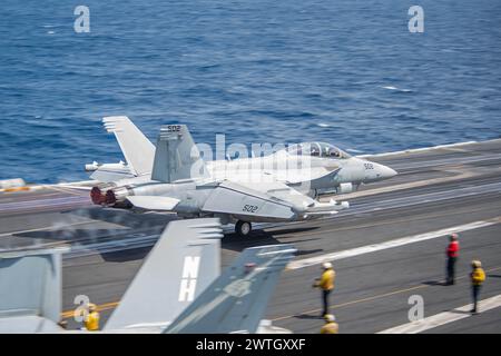 SÜDCHINESISCHE SEE (10. März 2024) ein EA-18G Growler, der den „Rooks“ der Electronic Attack Squadron (VAQ) 137 zugeordnet ist, startet vom Cockpit Stockfoto