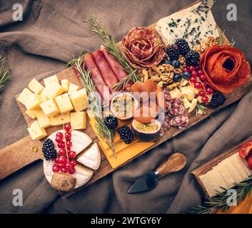 Kalte Platte mit Schinken, Salami, Speck, Käse und Obst, Blick von oben Stockfoto