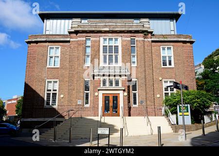 Blick auf die alte Stadtbibliothek entlang der Castle Street im Stadtzentrum, Exeter, Devon, Großbritannien, Europa. Stockfoto