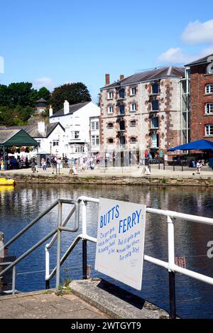 Blick über den Fluss exe in Richtung der Geschäfte und Restaurants entlang des East Quay mit Butts Ferry Station im Vordergrund, Exeter, Devon, Großbritannien, Europa. Stockfoto