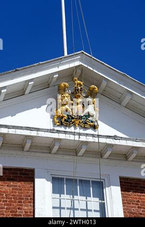 Die Royal Coast of Arms an der Vorderseite des Custom House (heute ein Besucherzentrum) entlang der Uferpromenade, Exeter, Devon, Großbritannien, Europa. Stockfoto