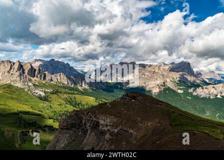 Wunderschöne Aussicht vom Col di Lana Berggipfel in den Dolomiten in Italien Stockfoto