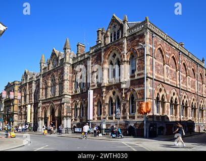 Blick auf das Royal Albert Memorial Museum und die Kunstgalerie entlang der Queen Street im Stadtzentrum, Exeter, Devon, Großbritannien, Europa. Stockfoto