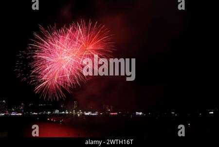 Fantastisches Feuerwerk, das am Nachthimmel über dem Stadthafen plätschert Stockfoto