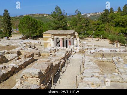 Wunderbare archäologische Stätte von Knossos mit den Strukturen des Nordlustral-Beckens in Afar, Palast von Knossos, Insel Kreta, Griechenland Stockfoto