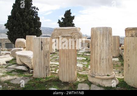 Große Gruppen der Überreste der Ionischen Säulen des antiken griechischen Heiligtums auf der Akropolis, Athen, Griechenland Stockfoto