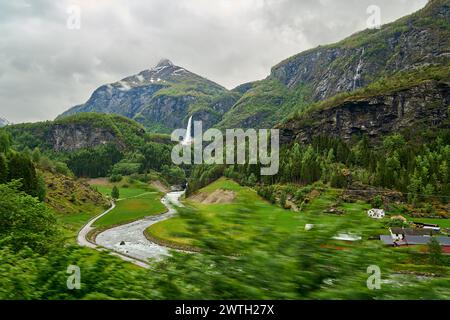 Blick von der schönsten Zugfahrt mit Flamsbana zwischen Flam und Myrdal in Aurland, die durch ein spektakuläres Tal vom Meeresspiegel in führt Stockfoto