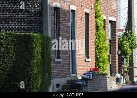 Charleroi, Belgien. März 2024. Die Vorderseite des Hauses ist am 18. März 2024 an der Stelle eines Polizeieinsatzes in Lodelinsart, Charleroi, zu sehen. Eine Hausdurchsuchung eskalierte am frühen Montagmorgen, als der Bewohner begann, auf Polizisten zu schießen. Ein Mitglied der Sonderpolizei ist gestorben und mehrere wurden verletzt. Der Angreifer wurde angeblich neutralisiert. BELGA PHOTO VIRGINIE LEFOUR Credit: Belga News Agency/Alamy Live News Stockfoto