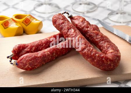 Traditionelles niederländisches Metworst, eingelegte Schweinefleischwurst, auf einem Schneidebrett aus nächster Nähe Stockfoto