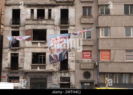 Wahlplakate für die Kandidaten Ekrem Imamoglu und Inan Guney, die die türkische Republikanische Volkspartei oder CHP vertreten Stockfoto