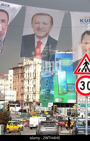 Istanbul, Türkei. Am 16. März 2024 wurden Wahlbanner für AKP-Kandidaten einschließlich des türkischen Präsidenten Recep Tayyip Erdogan in Beyoglu verteilt Stockfoto