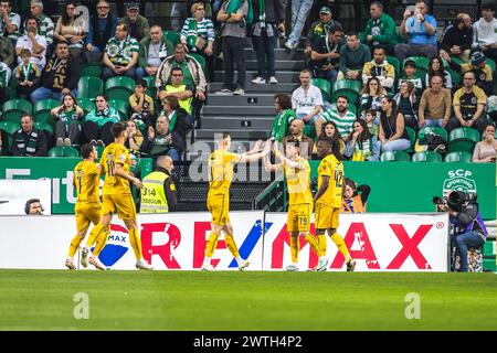 Lissabon, Portugal. März 2024. Das Team von Boavista FC feiert ein Tor während des Liga Portugal Betclic-Spiels zwischen Sporting CP und Boavista FC im Estadio Jose Alvalade. (Endstand: Sporting CP 6 - 1 Boavista FC) Credit: SOPA Images Limited/Alamy Live News Stockfoto