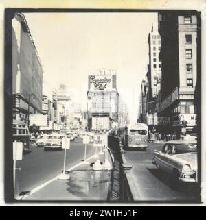 New York Times Square, Amateur-Schnappschuss um 1958, quadratisches negativ gedruckt auf Ilford-Papier, schwarz-weiß. Stockfoto