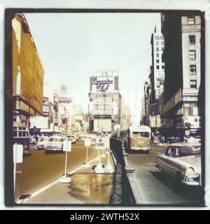 New York Times Square, Amateur-Schnappschuss um 1958, quadratisches negativ gedruckt auf Ilford-Papier, schwarz-weiß. Diese Version wurde sanft von Hand gefärbt, was die Vintage-Atmosphäre unterstreicht. Stockfoto