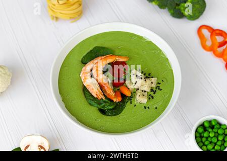 Meeresfrüchte-Suppe mit Spinat und Croutons, Pilzen. Dekoriert mit Garnelen. Kopierbereich Stockfoto