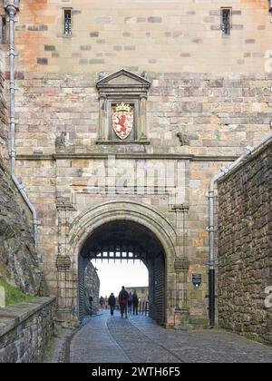 Schottisches königliches Emblem über dem inneren Tor zum Schloss Edinburgh in Schottland. Stockfoto