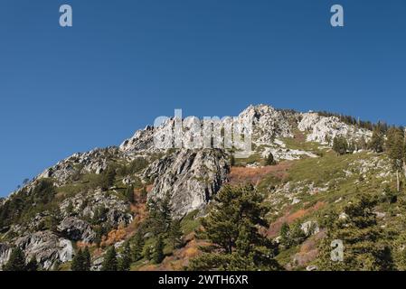 Berggipfel in der Nähe des Lake Tahoe mit zerklüfteten Klippen und Kiefern Stockfoto