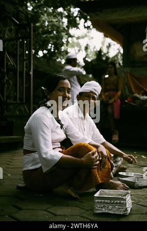 Traditionelle balinesische Zeremonie, Familie in Nationalkleidung. Stockfoto