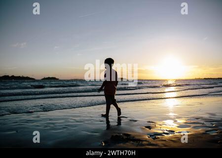 Spaziergang bei Sonnenuntergang für Kinder auf Fripp Island, SC Stockfoto