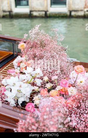 Rosa und weiße Blumen decken Wassertaxi in Venedig Italien Stockfoto
